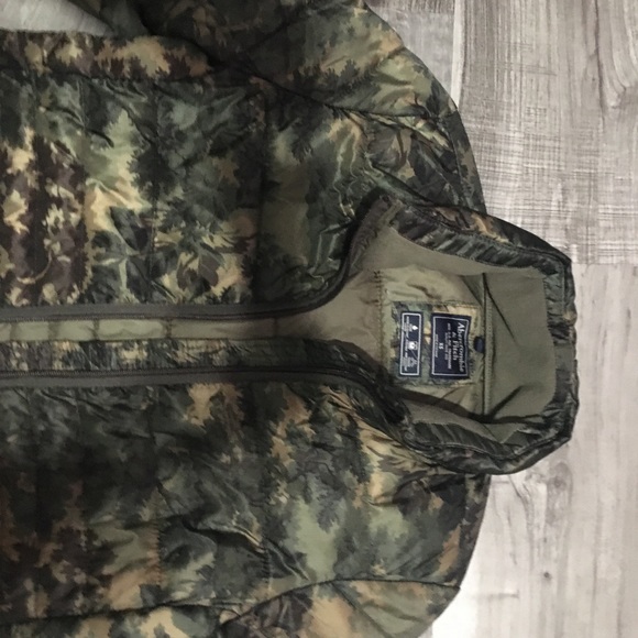 Abercrombie and Fitch - Picture 4 of 8